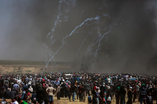 Palestinian protesters clash with Israeli troops near the Gaza-Israel border, east of Gaza City, on May 14, 2018. More than 40 Palestinians, including children, were killed Monday in a day of violent clashes with Israeli forces on Israel's southern border with Gaza, according to the Gaza health ministry. (Xinhua) Palestinian protesters clash with Israeli troops near the Gaza-Israel border, east of Gaza City, on May 14, 2018. More than 40 Palestinians, including children, were killed Monday in a day of violent clashes with Israeli forces on Israel's southern border with Gaza, according to the Gaza health ministry. (Xinhua)