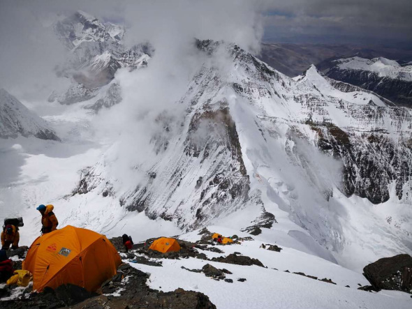 Climbers from Peking University get ready for their push to the top. (Provided to China Daily)