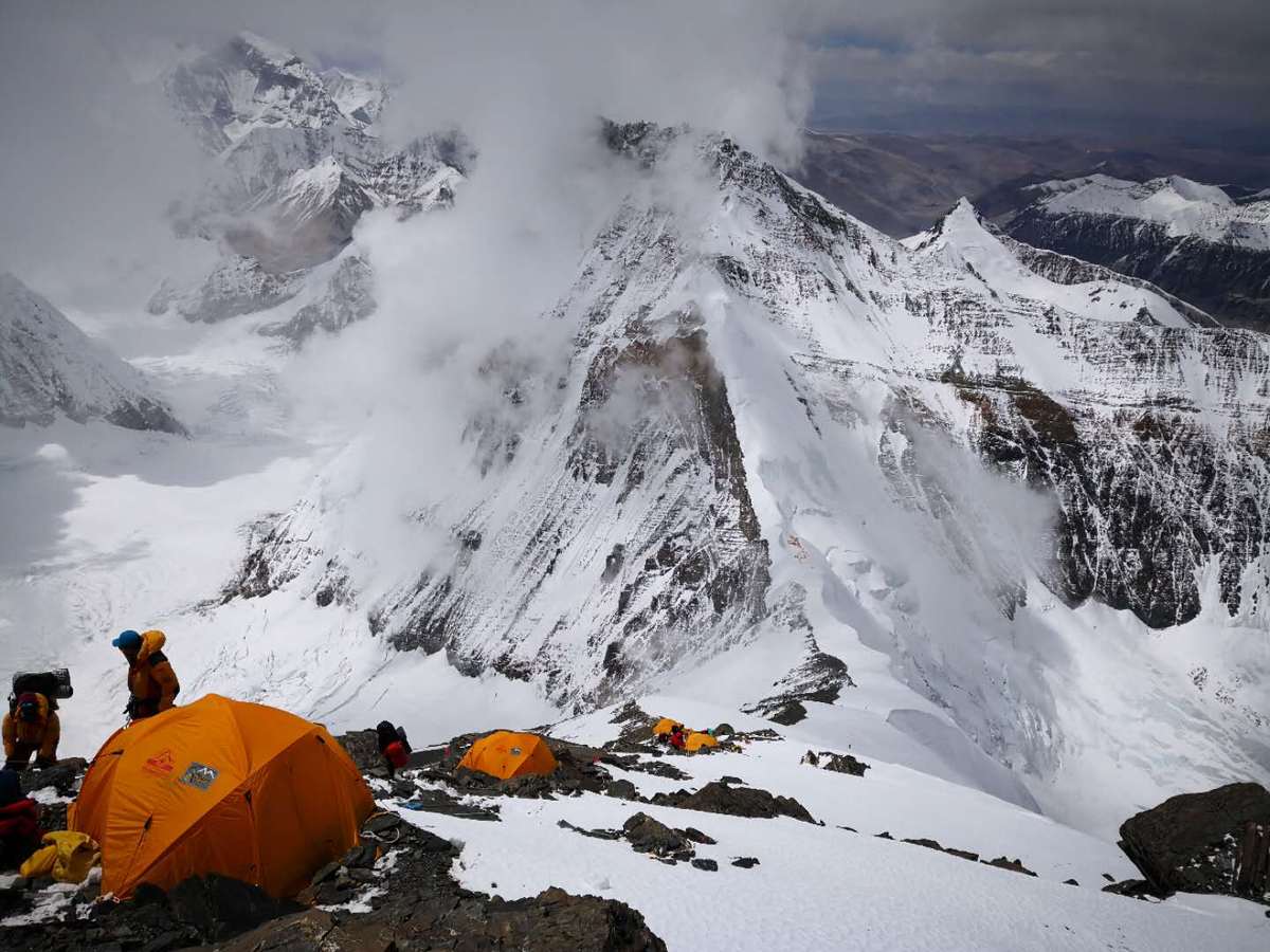 Climbers from Peking University reach summit of Qomolangma