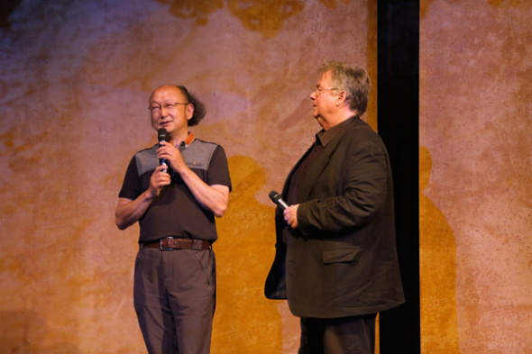 Playwright Wei Jin (left) and composer Enjott Schneider share behind-the-scene stories at a news conference in Beijing on May 14, 2018. (Photo provided to chinadaily.com.cn)