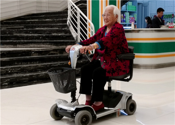Jing uses an electric mobility scooter to travel around. (Photo provided to China Daily)
