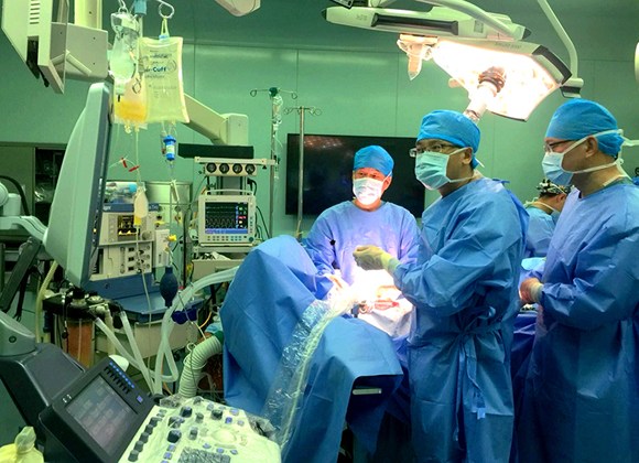A surgeon uses ultrasound equipment to target and remove tumors at the Affliated Hospital of Jiangsu University, Jiangsu province. (Wan Lingyun/For China Daily)
