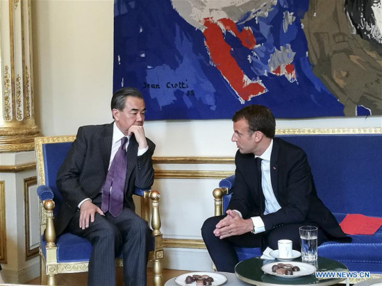 French President Emmanuel Macron (R) meets with visiting Chinese State Councilor and Foreign Minister Wang Yi at the Elysee Palace in Paris, France, on May 16, 2018. (Xinhua)