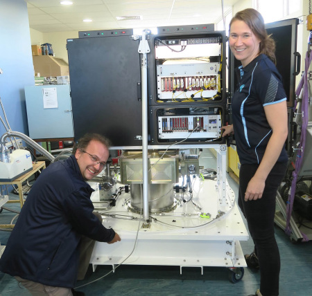 CSIRO astronomers Dr. George Hobbs (L) and Dr. Jane Kaczmarek (R) with the receiver /Photo via CSIRO