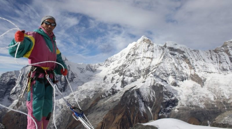 Nepali Kami Rita Sherpa climbs Mount Chomolungma a record-breaking 22 times