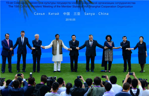 Cultural ministers of the Shanghai Cooperation Organization member states join hands at the meeting in Sanya, Hainan province, on Thursday. (Photo by Sha Xiaofeng/For China Daily)