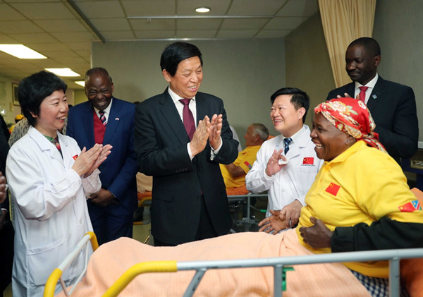 Top legislator Li Zhanshu visits patients on Wednesday who have undergone cataract surgery in Windhoek, Namibia, as part of the Brightness Journey campaigns, through which China has helped bring clear vision to many around Africa. (Photo by Liu Weibing/Xinhua)