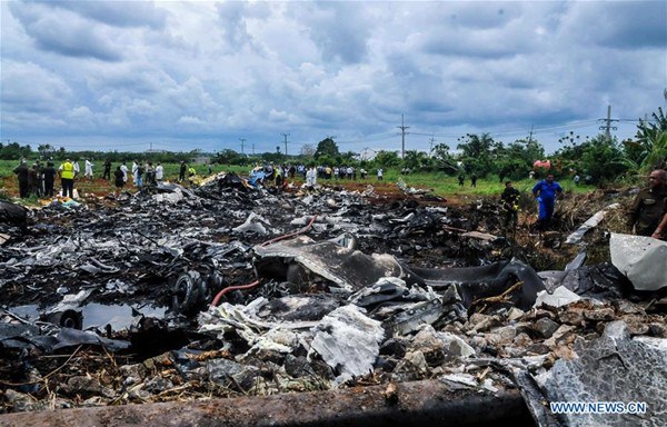 Rescuers work at the site where an airplane of Cuban airline Cubana de Aviacion crashed, in Havana, Cuba, on May 18, 2018. At least three people have been found alive, but in critical condition, after a Boeing 737 passenger plane crashed near Havana on Friday, according to state newspaper Granma. (Xinhua/Joaquin Hernandez) 