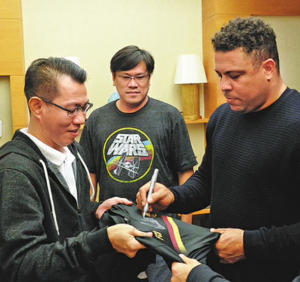 Brazilian great Ronaldo signs autographs for fans in Shanghai over the weekend. （CHINA DAILY)