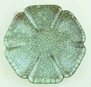 The broken 1,000-year-old Ge Kiln porcelain plate 