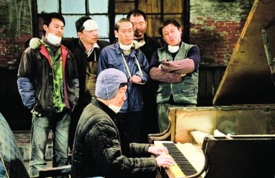 Chen Guilin (Wang Qianyuan) is playing a piano.