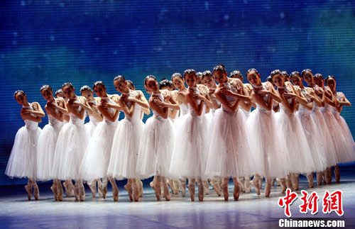 Chinese ballet dancers are performing in Shanghai.