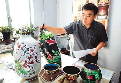 Zhong Liansheng and his enamel works