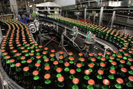 A production facility of Tsingtao Brewery Co Ltd operating at full capacity to complete orders from both the domestic and overseas markets. [Photo/Xinhua News Agency] 