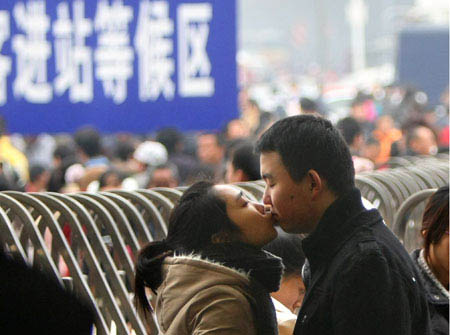 A man and a woman kiss goodbye at the Chengdu Railway Station, Sichuan province, on Monday. Provided to China Daily