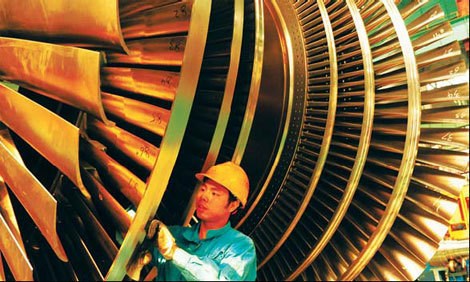 A worker inspects a rotor, a key component of a nuclear power generator, independently developed by Dongfang Electric Corp in Deyang, Sichuan province. [China Daily]