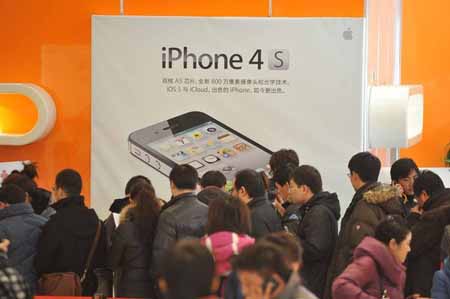 Apple started selling iPhone 4S in mainland China on January 13, 2012. [CFP]