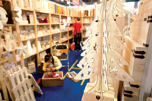 Holiday decoration products displayed at the 110th China Import and Export Fair in Guangzhou, Guangdong province. [Photo/China Daily]