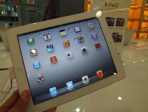 A man holds an iPad at a store in Yichang, Central China's Hubei province on Feb 8, 2012.[Photo/Asianewsphoto]