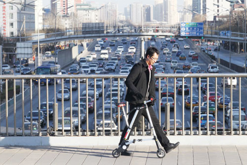 Heavy traffic on a major thoroughfare in Beijing. China will open its market for compulsory third-party auto insurance to foreign companies, which will help boost their market share in the non-life segment.[Photo/China Daily]