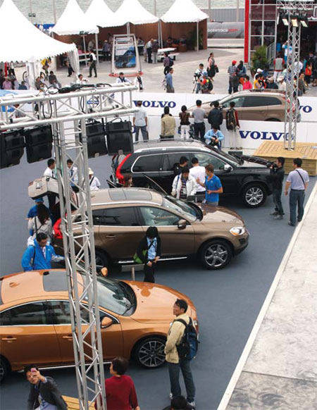 An exhibition of Volvo cars was recently held in Sanya as the Volvo Ocean Race stopped over on its way to Auckland, New Zealand.[Photo/China Daily]