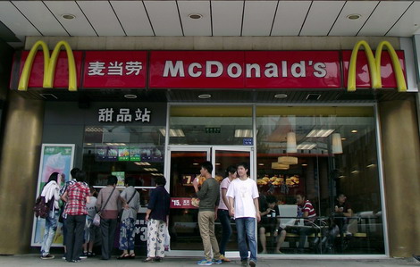 Customers buying food at a McDonald's restaurant in Nanjing, Jiangsu province. The fast-food giant plans to increase its investment in China by 50 percent this year. [Photo / China Daily] 