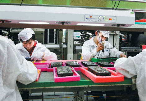 An electronics assembly line in Shenzhen, Guangdong province. According to experts, rapidly increasing costs in the mechanical, electronics and high-technology industries have reduced the ability of exporters to compete. [Qilai Shen / Bloomberg]