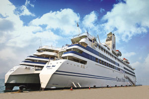 The luxury cruiser Chinese Star, with a length of 131.2m and a width of 32m, can accommodate over 400 people. 