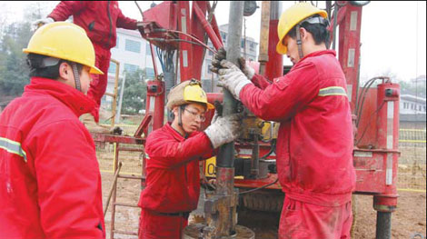 Workers at a China Petrochemical Corp's shale gas well in Lianyuan, Hunan province, on January 7. The well is scheduled to produce 100,000 cubic meters of gas per day when it comes into full operation. [Photo/China Daily]