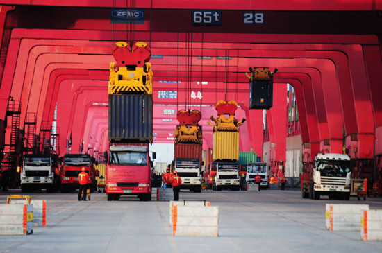 Containers unloaded from trucks at Qingdao port in Shandong province. The port intends to build a 300,000-ton oil terminal this year, in addition to the 400,000-ton Dongjiakou ore terminal. [Photo / China Daily]