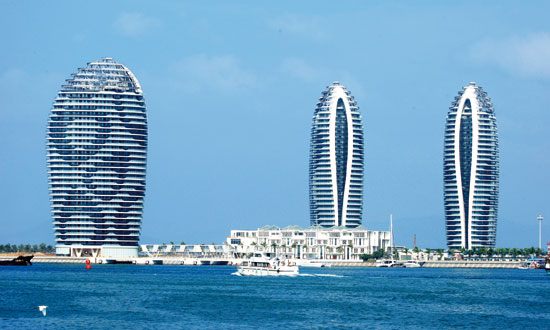 Phoenix Island, in Sanya, is one of many large-scale developments providing luxury hotels and boutique apartments. [Photo/China Daily]