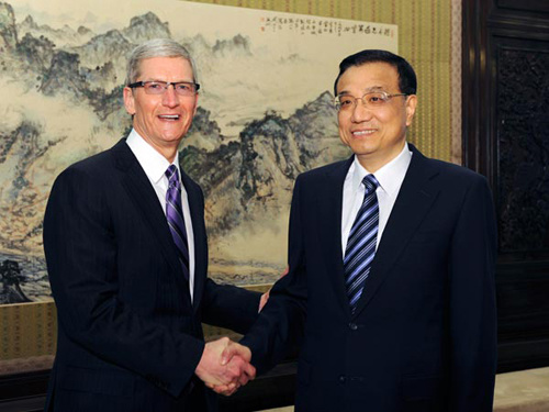 Vice-Premier Li Keqiang meets Apple CEO Tim Cook in Beijing on March 27. [Photo/Xinhua]