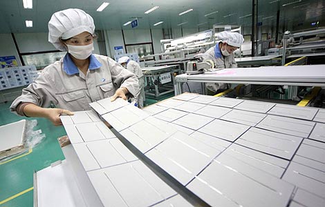Workers assemble solar photovoltaic battery parts, which will be exported to the European Union, at a factory in Lianyungang, Jiangsu Province. [Photo: China Daily]