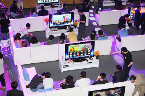 People try out Lenovo Group Ltd's ideaTV K91 smart TVs at a product launch event on Tuesday. Last year, 6 million 3D-TV sets were sold in the Chinese market. The number is predicted to grow to 20 million this year, according to experts. [Photo/China Daily