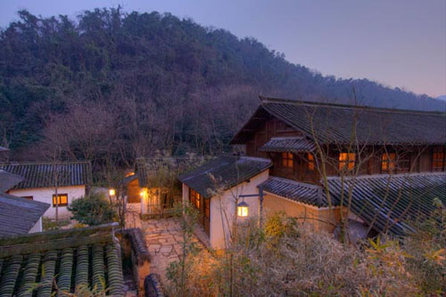 The pathway that leads to Aman Spa, a major relaxing retreat at Amanfayun resort in Hangzhou. The concept of boutique hotels, mainly popular in the West, has now moved beyond the usual design capitals of the world and is entering new markets including the Chinese mainland. [Photo/China Daily] 