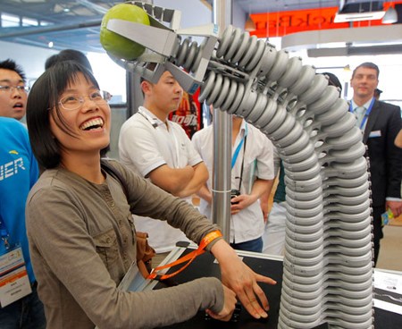 A visitor is fascinated by the light and freely moving Bionic Handling Assistant made by Festo, a leading world-wide supplier of automation technology, at the Sixth SNEC PV Power Expo in Shanghai on Friday. The machine can be used in the photovoltaic indu