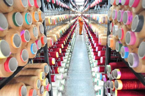 A carpet factory in Northwest China's Qinghai province. The demand for various carpets as floor coverings in China has increased rapidly over the past few years. [Photo / China Daily] 