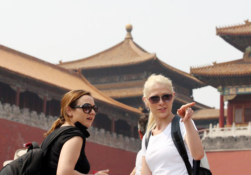 Tourists enjoy the Palace Museum on May 27, 2012. Beijing is considering allowing tourists a 72-hour window to explore the capital without a visa. [Photo/China Daily] 