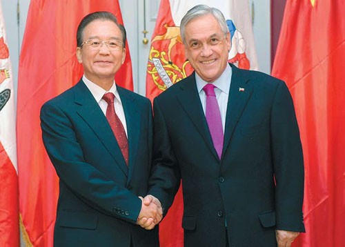 Premier Wen Jiabao meets Chilean President Sebastian Pinera during a banquet at La Moneda, the president palace, in Santiago on Monday. [Photo/Agencies]  