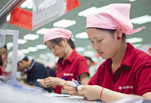 Workers at Foxconn's assembly line in Zhengzhou. Many electronics companies have followed Foxconn and set up operations in the capital of Henan province. [Photo/China Daily] 
