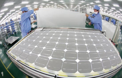Workers assemble solar modules at a factory in Nantong, in East China's Jiangsu province. There are more than 2,000 companies in the country's photovoltaic industry. [Photo/China Daily] 