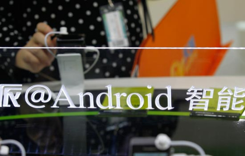 China has become the biggest victim of malicious smartphone applications. The number of infected phones in the country is more than a quarter of the world's total. Smartphones running the Android operating system are the biggest target. [Photo/China Daily] 