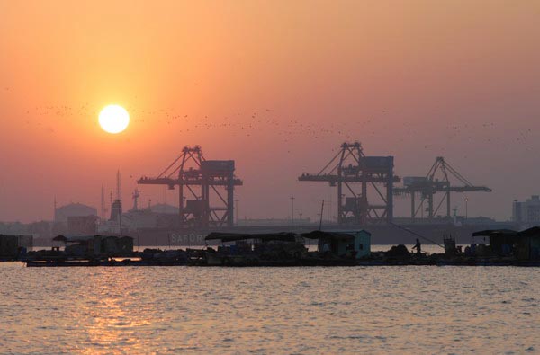 Sunset at Zhanjiang port in Guangdong province on Aug 18, 2012. The throughput of oil and iron ore accounts for more than 80 percent of the port's transport flow. [Photo/China Daily] 