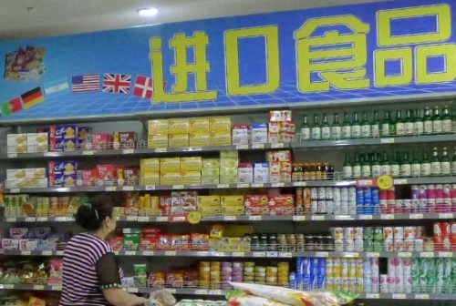 Imported foods on display in a supermarket in Qingdao, Shandong province. A survey has found that more Chinese consumers have turned to imported food and brands because of rising concern over domestic food safety in recent years. [Photo / China Daily] 