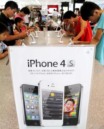 Customers select Apple products at an Apple store in Xuchang, Henan province, Aug 11, 2012. [Geng Guoqing / Asianewsphoto]
