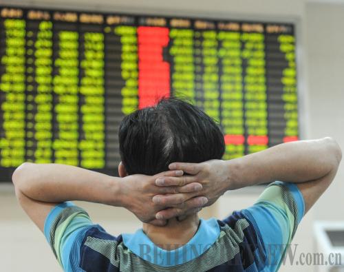 A vexing market: An investor watches stock prices at a securities company in Hangzhou, Zhejiang Province. China's real economy is weakening the stock market due to the downturn pressure (HAN CHUANHAO)
