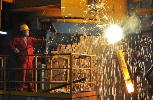 A worker cleans continuous-casting equipment at a Dongbei Special Steel Group Co Ltd plant in Dalian, Liaoning province. [Photo/China Daily] 