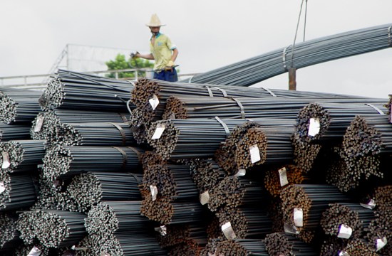 Reinforced steel rods in Haikou, Hainan province. The National Development and Reform Commission recently approved 60 projects, including 25 for rail transport and 11 for infrastructure. (Photo: China Daily)