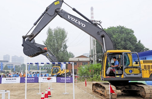 A contestant operates Volvo excavator to build blocks at the first excavator contest in Jinan, Shandong province, on Aug 9, 2011. [Photo/China Daily] 