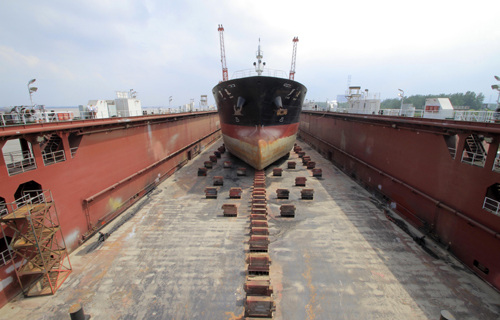 A vessel undergoes repairs at a shipyard in Nanjing, Jiangsu province. A growing number of Chinese shipbuilders are now refusing to take orders and have suspended production, while some smaller shipyards have gone bankrupt. [Photo/China Daily]